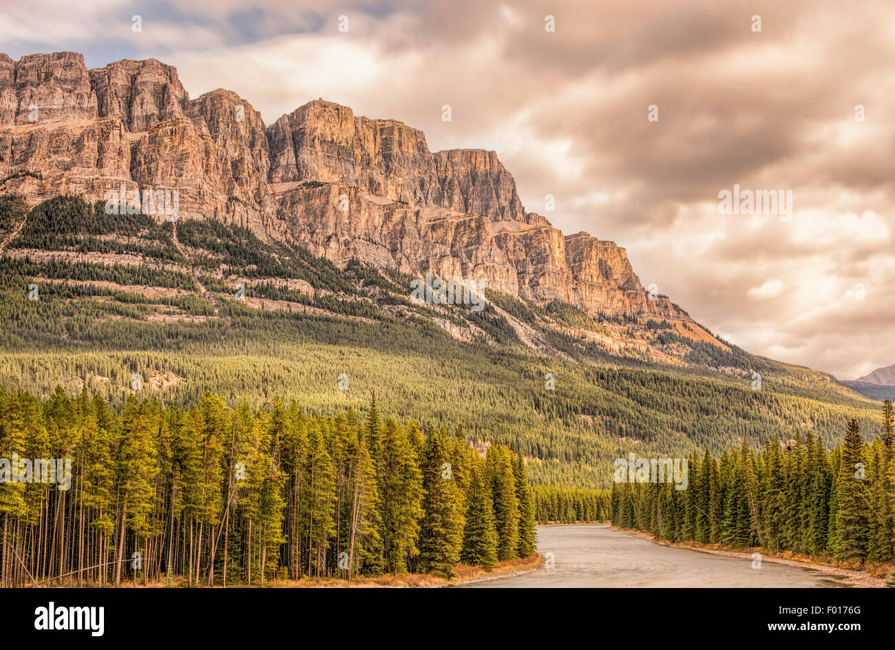 Schloss Berg mit einem Sturm über bewegt. Banff Nationalpark und UNESCO-Weltkulturerbe, Alberta, Kanada. Stockfoto