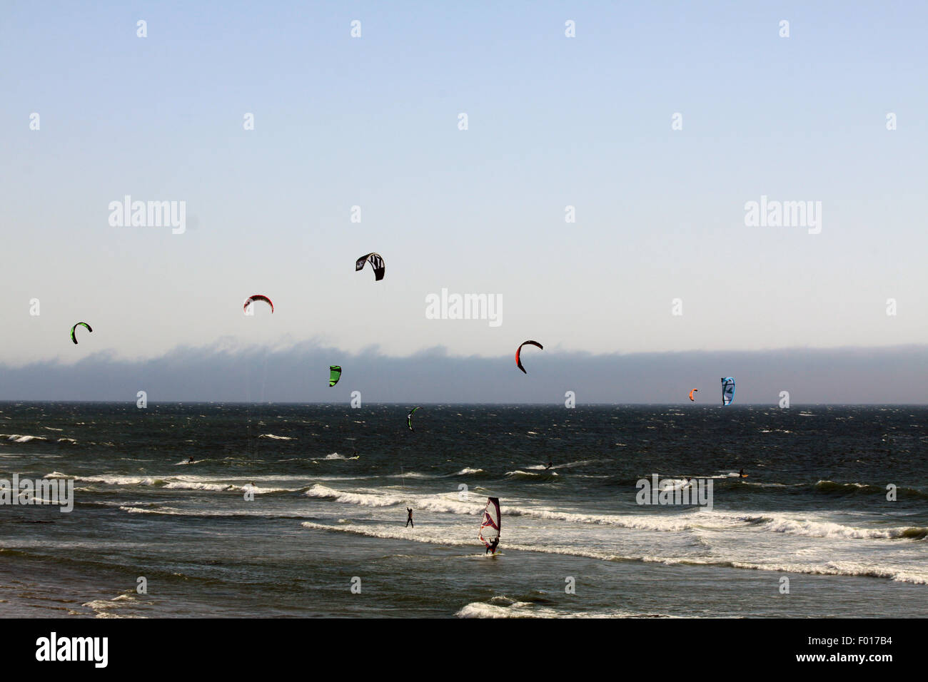 Windsurfen entlang des Pazifischen Ozeans Stockfoto