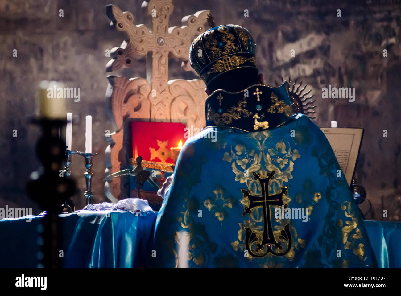 Spiritueller Führer, der heilige Text in einer alten, schwach beleuchteten Umgebung während einer ruhigen Beobachtung liest Stockfoto