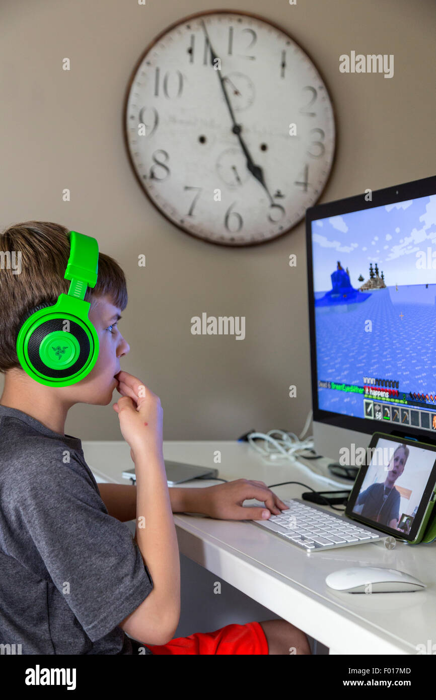 Zwei Jungen spielen Videospiele auf Langstrecken, Kommunikation über Facetime.  HERR Stockfoto