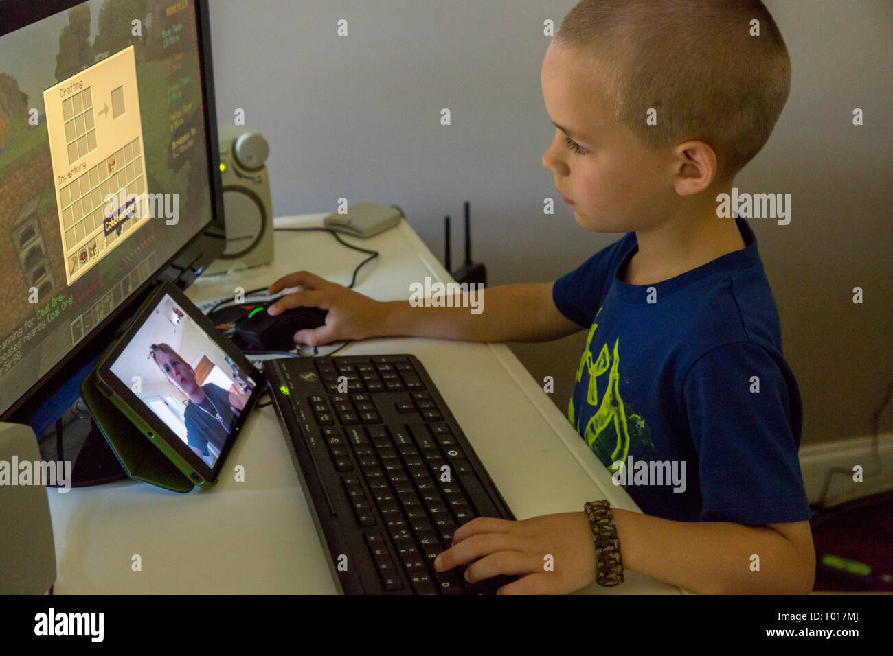 Zwei Jungen spielen Videospiele auf Langstrecken, Kommunikation über Facetime.  HERR Stockfoto