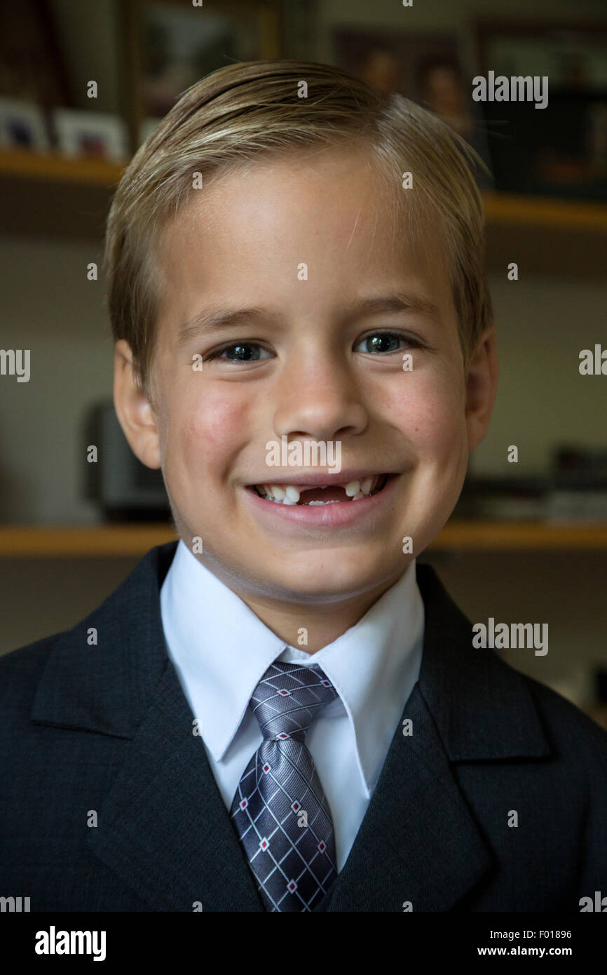 Sechs-jährigen Jungen fehlen zwei Vorderzähne, lächelnd.  HERR Stockfoto