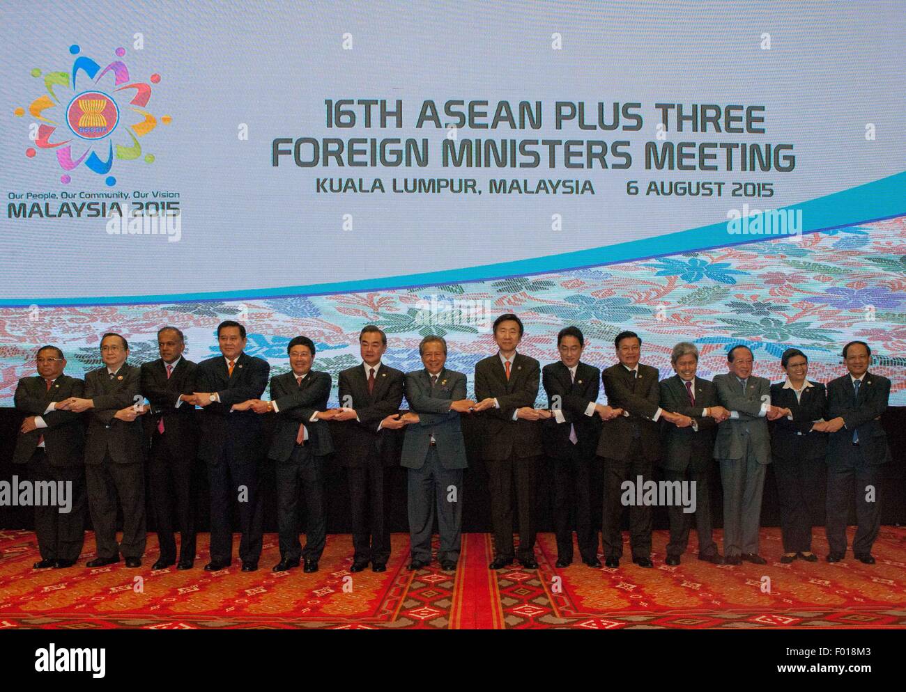 Kuala Lumpur, Malaysia. 6. August 2015. Teilnehmer darstellen für ein Gruppenfoto während der ASEAN Plus drei Treffen der Außenminister, besuchte Außenminister der ASEAN-Staaten und China, Japan und Südkorea, in Kuala Lumpur, Malaysia, am 6. August 2015. © Chen Sihan/Xinhua/Alamy Live-Nachrichten Stockfoto