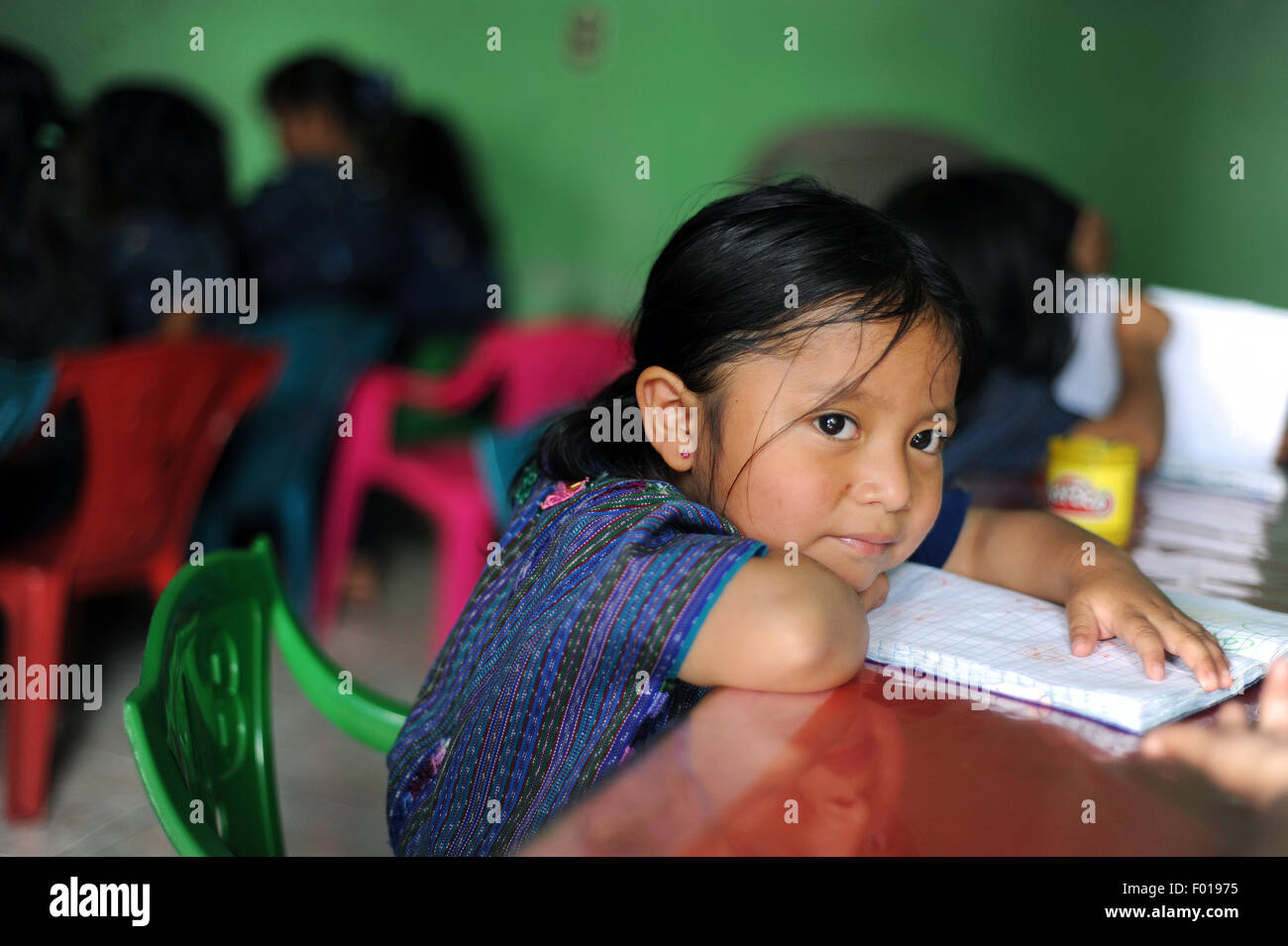 Ein Maya indigene Mädchen im Vorschulalter in San Antonio Palopo, Solola, Guatemala. Stockfoto