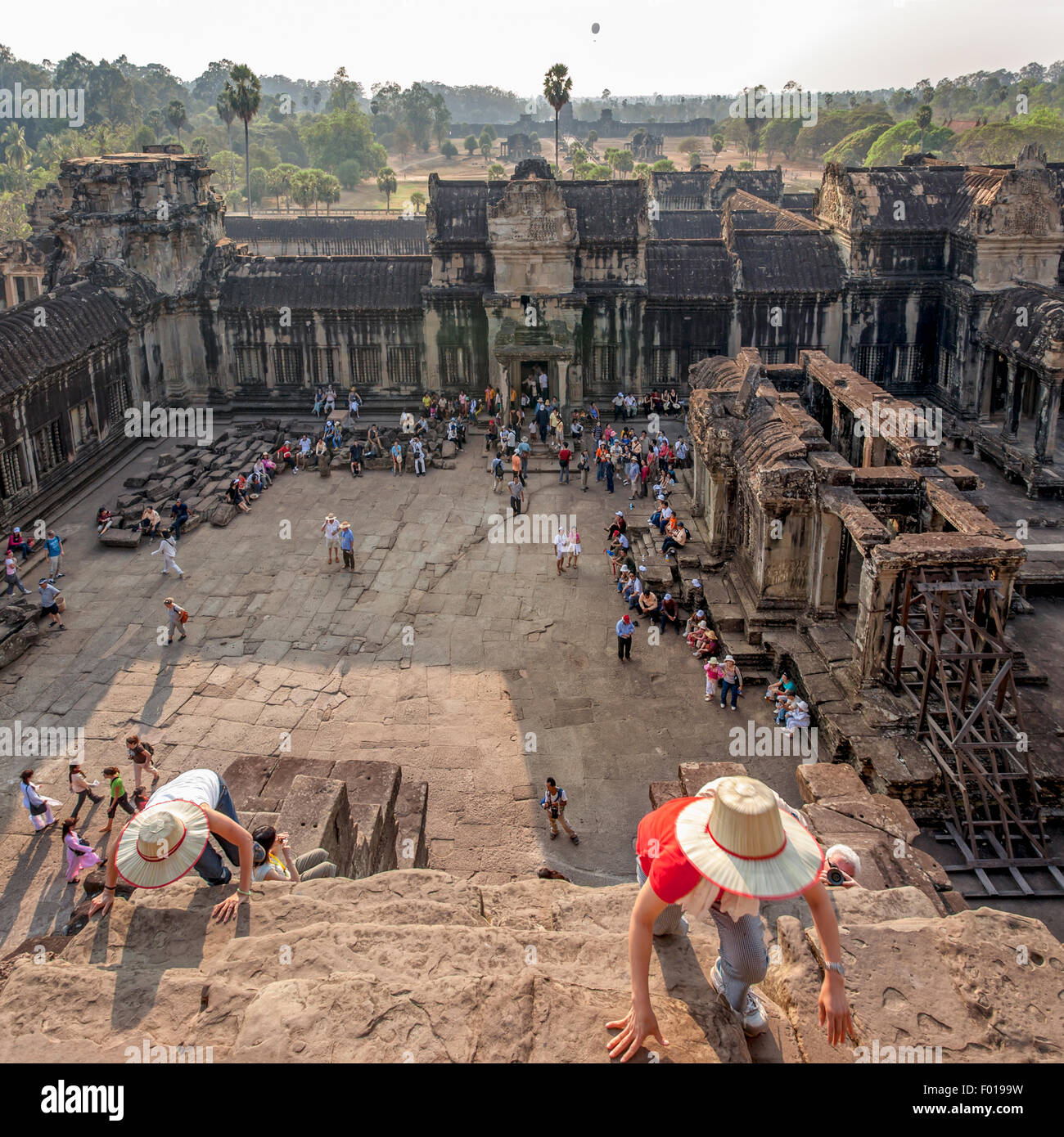 Menschen klettern Tempel in Angkor Wat, Kambodscha Stockfoto