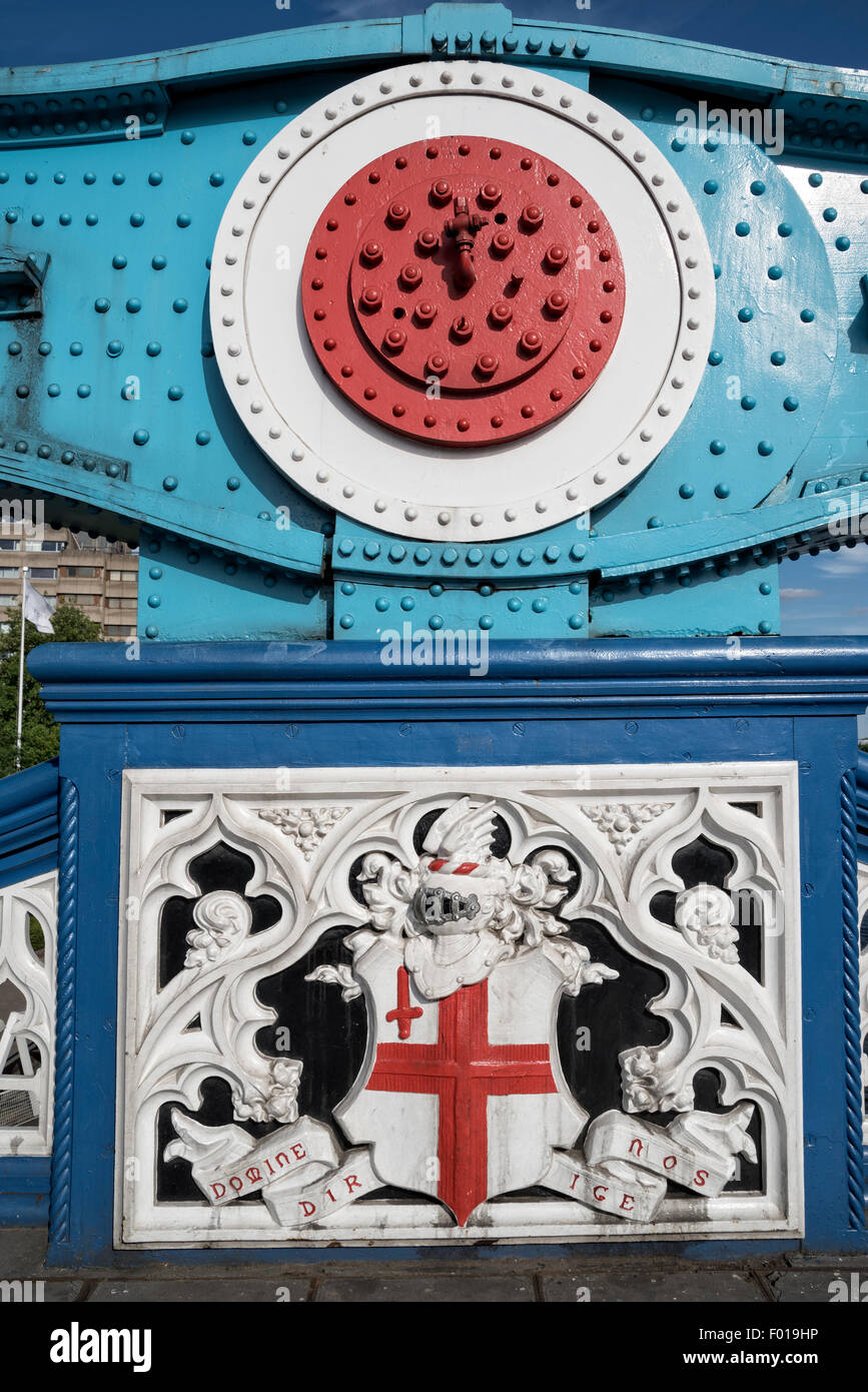 Dekorative Skulptur und Plaque auf den Tower of London Bridge Stockfoto