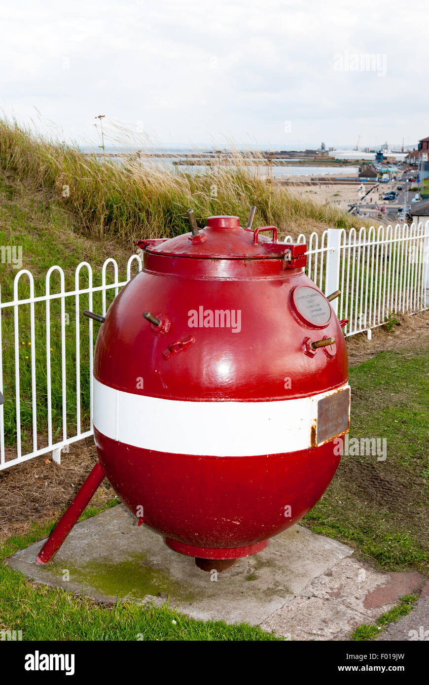 2. Weltkrieg Naval Mine (1940) befindet sich am Roker, Sunderland, jetzt als Almosen sammeln Box verwendet. Stockfoto