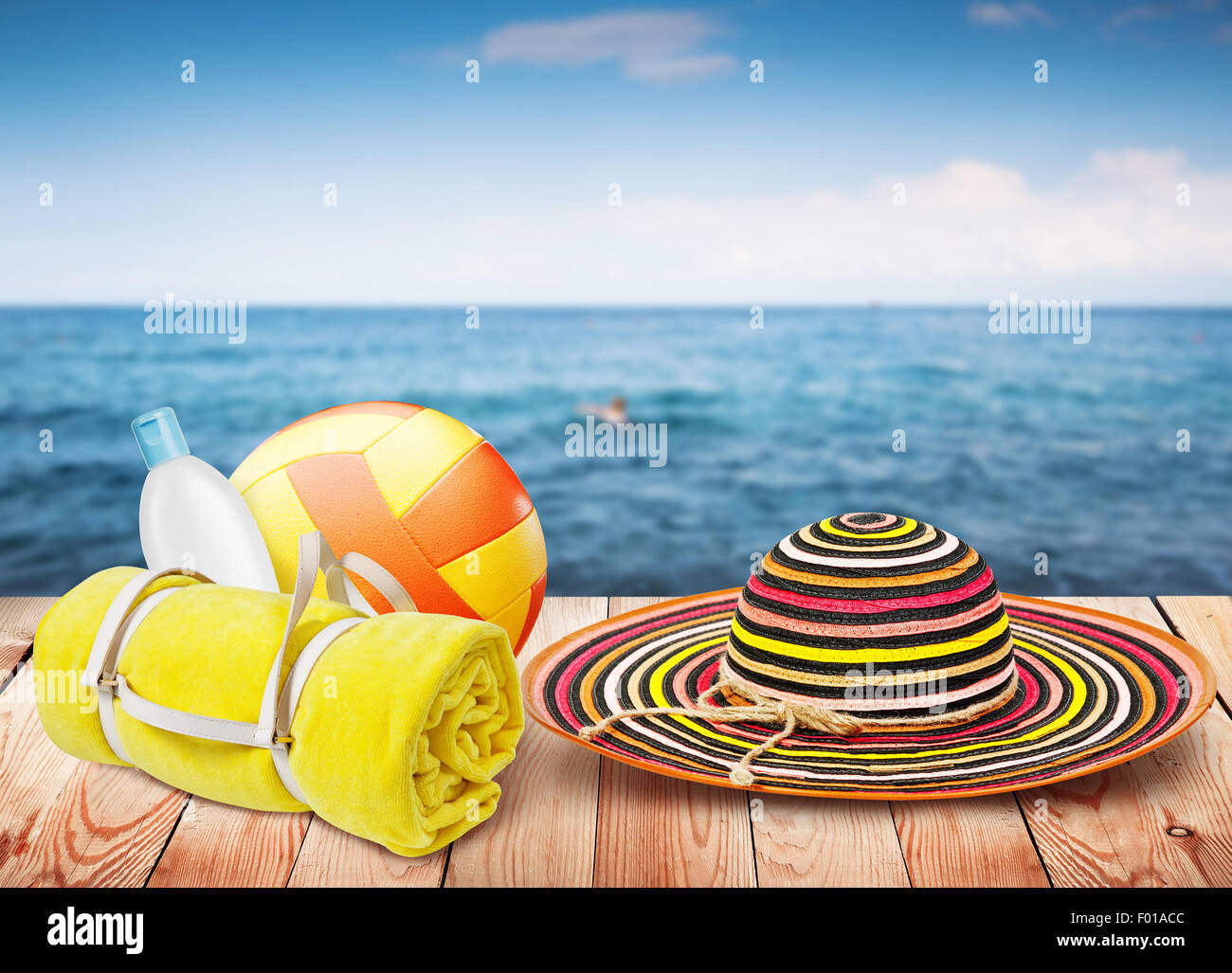 Holztisch mit Strandzubehör, blur Meer im Hintergrund, Template-design Stockfoto