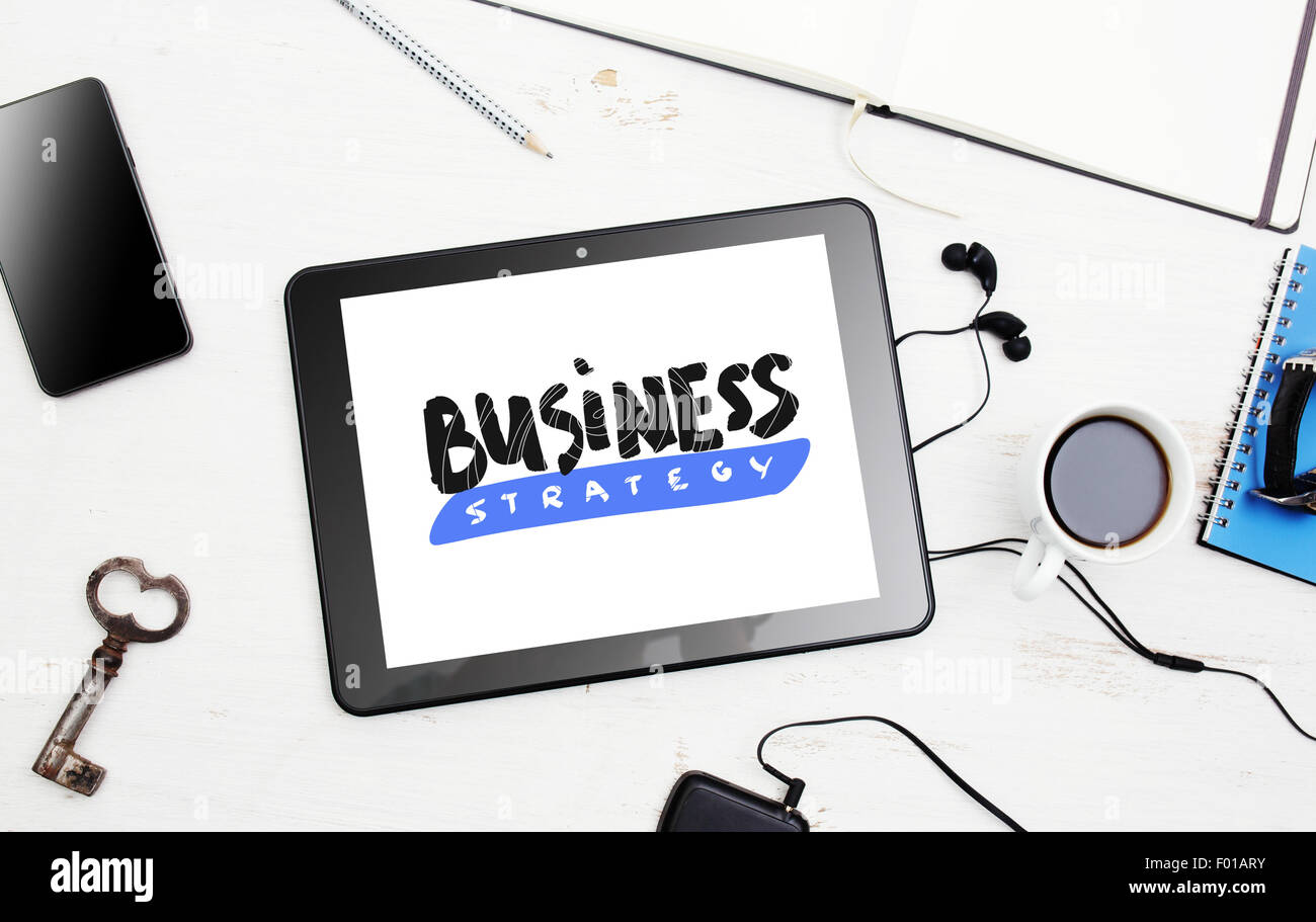 Business-Strategie. Digital-Tablette mit "Business Strategy"-Schriftzug auf dem Bildschirm. Stockfoto
