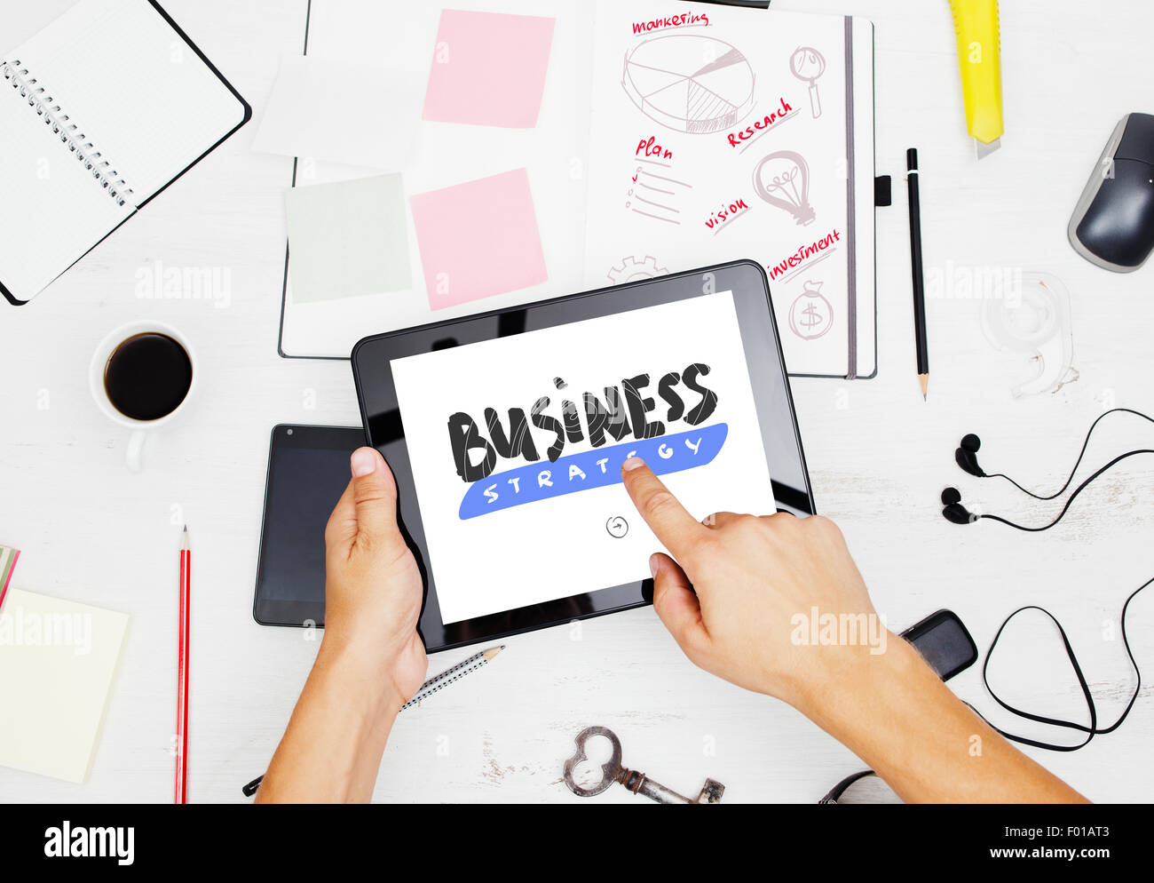 Business-Strategie. Mann am Arbeitsplatz arbeiten mit Dokumenten und mit modernen digital-Tablette. Stockfoto