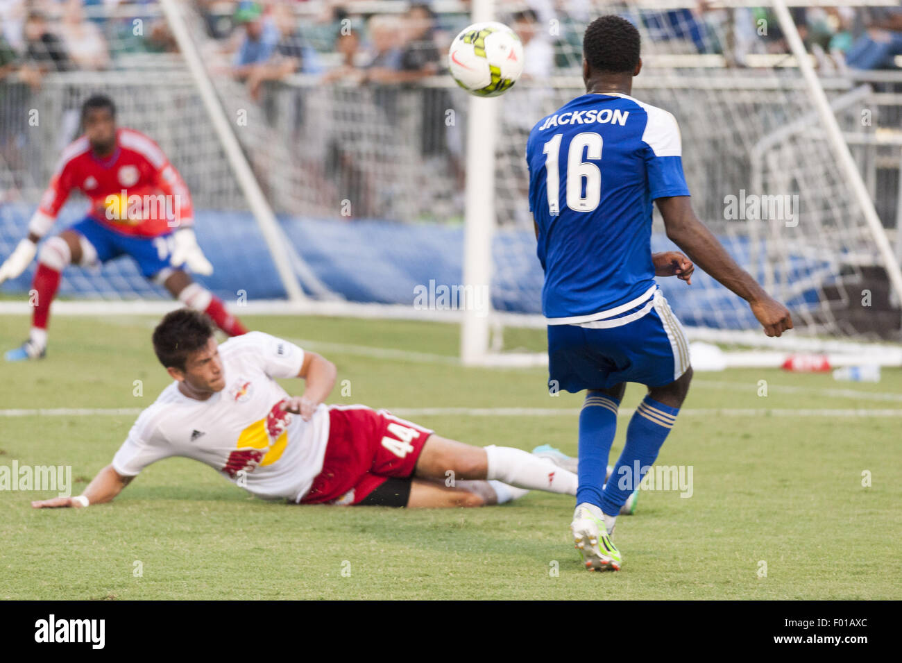 Charlotte, North Carolina, USA. 5. August 2015. DANIEL JACKSON (16) versucht den Ball vor dem Tor zu bekommen. Die Charlotte-Unabhängigkeit veranstaltete die New York Red Bulls II im Ramblewood-Stadion in Charlotte. Bildnachweis: Ed Aldridge/ZUMA Draht/Alamy Live-Nachrichten Stockfoto