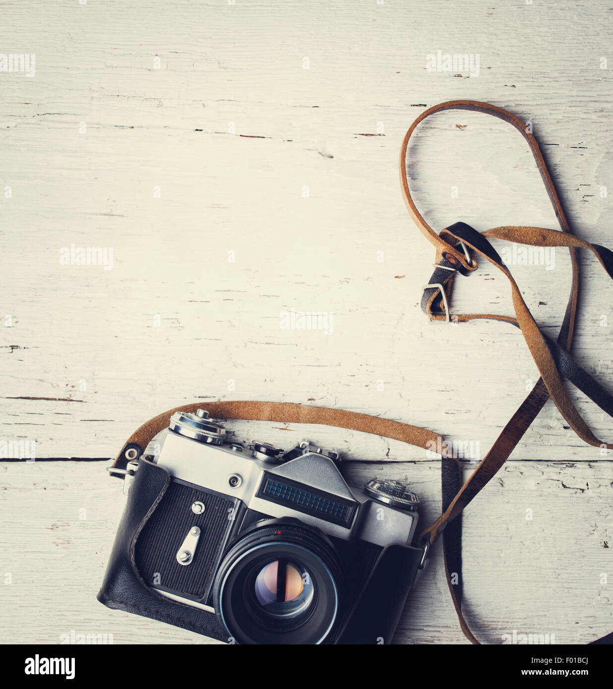 Retro-Kamera auf weißer Holztisch, getönten Foto Stockfoto
