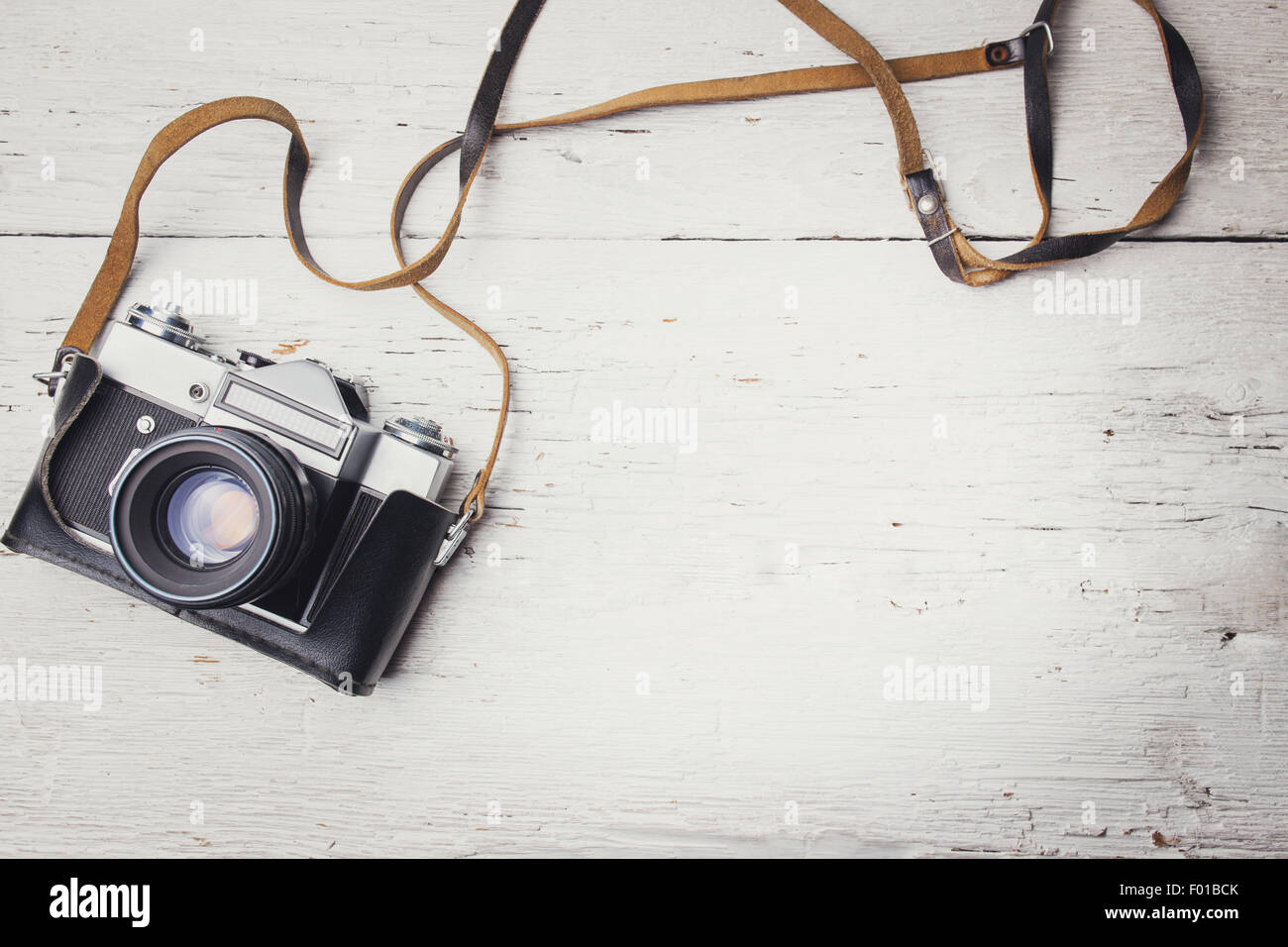 Retro-Kamera auf weißer Holztisch, getönten Foto Stockfoto