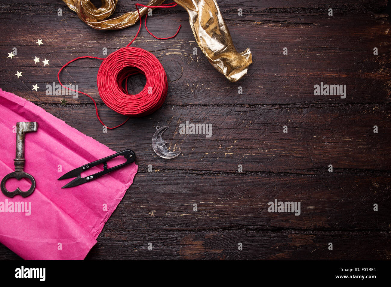 Deko-Elemente für das Handwerk auf alten Holztisch. Dekorateur Arbeitsplatz. Urlaub-Hintergrund Stockfoto