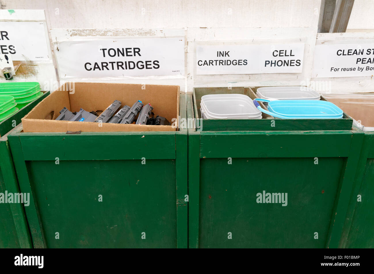 Electronics Recycling Bins zu einem Recycling Center auf Bowen Island, BC, Kanada Stockfoto