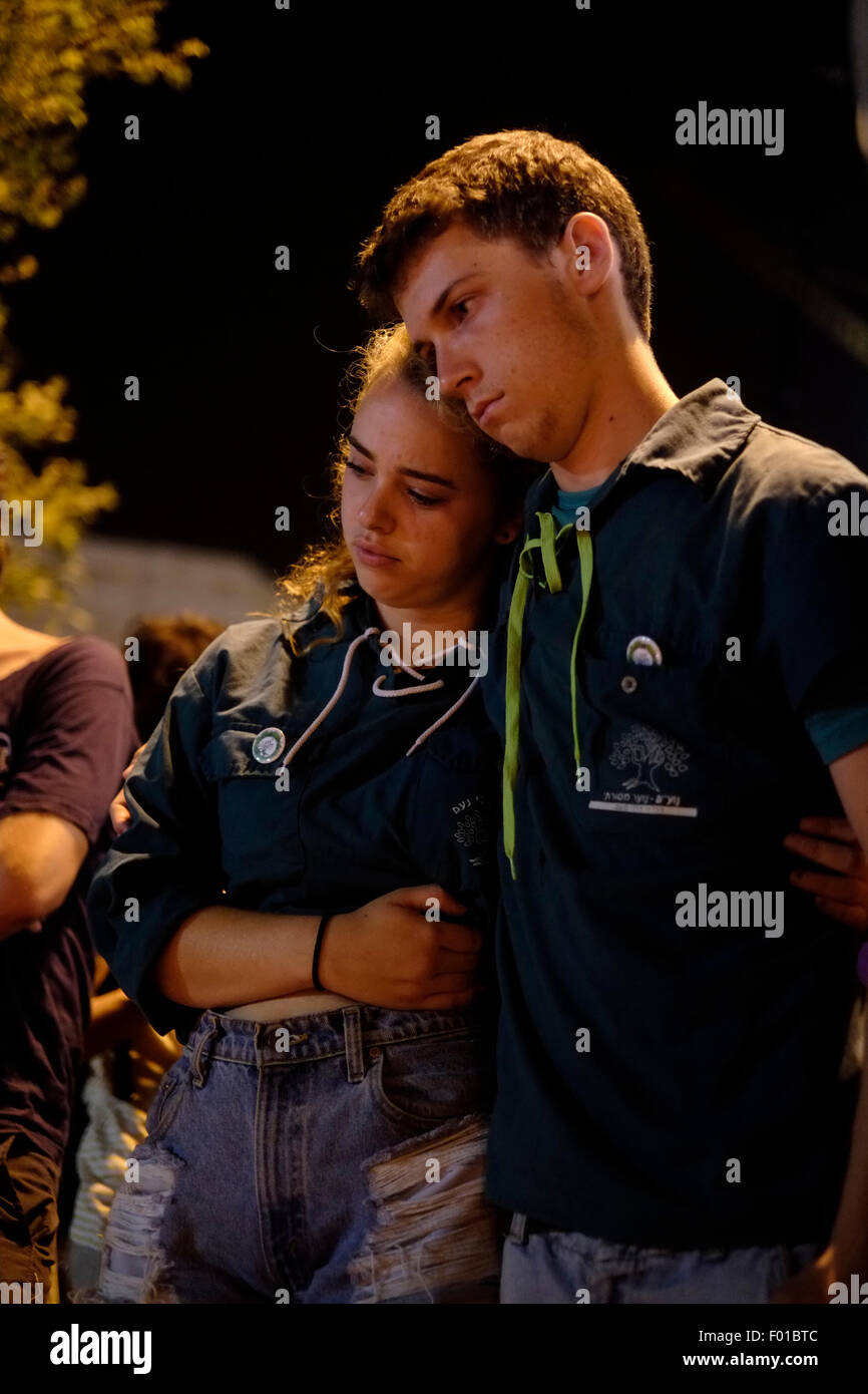 Junge Israelis trauern um den Tod von Israelischen Shira Banki 16 Jahre High School Student, der durch einen ultra-orthodoxen Juden erstochen wurde im Jerusalem Gay Pride und starb an ihren Verletzungen. Israel Stockfoto