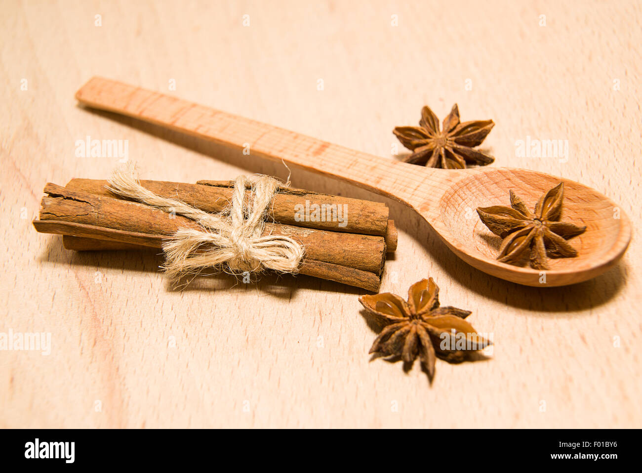 Holzlöffel, Zimt und Sternanis auf eine Holzoberfläche Stockfoto
