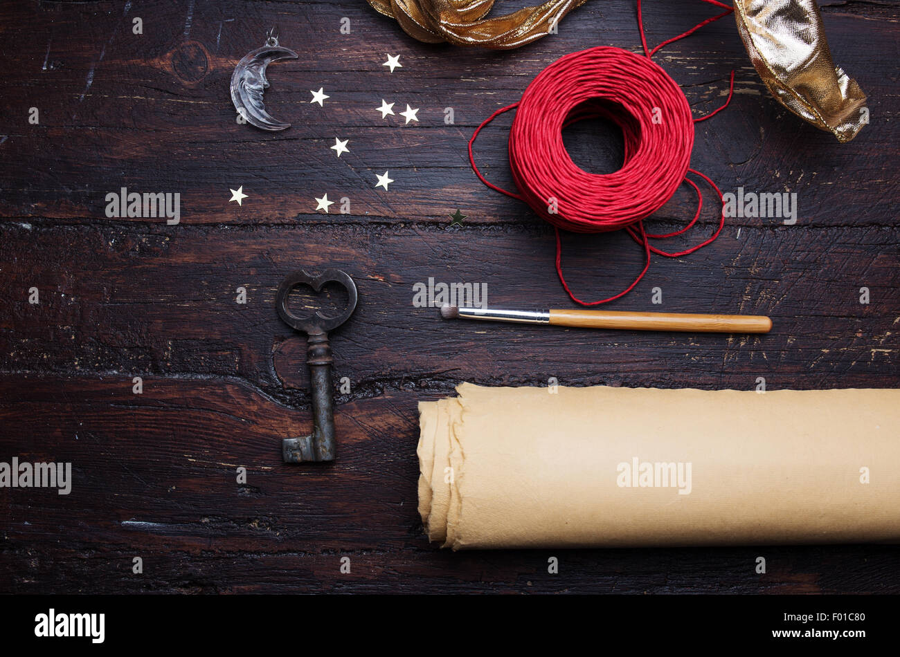 Deko-Elemente für das Handwerk auf alten Holztisch. Dekorateur Arbeitsplatz. Urlaub-Hintergrund Stockfoto