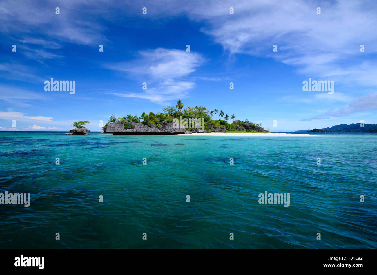 Einsame Insel mit weißem Sand Strand, Misool Region, Raja Ampat, West Papua, Indonesien Stockfoto