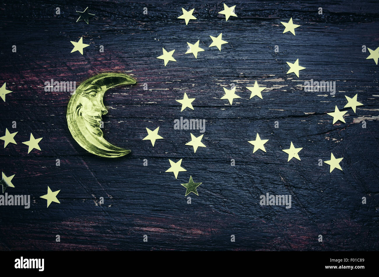 "Goldene Sterne" Glitter und Glas Mond auf Grunge Holz Hintergrund. Schwarz / weiß Foto Stockfoto