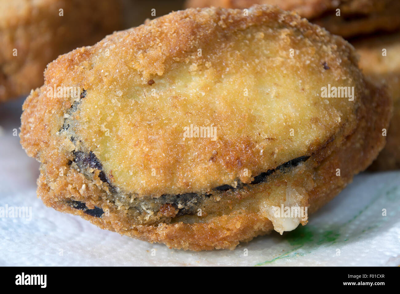 Auberginen in einer Kutsche oder Auberginen in Carrozza gebratene Eggplantase mit Mozzarella-Füllung Stockfoto