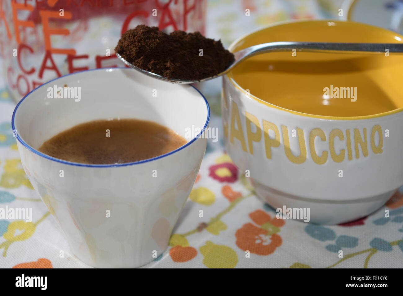 eine Tasse extra starken Kaffee mit einem Teelöffel des gemahlenen Kaffees Stockfoto