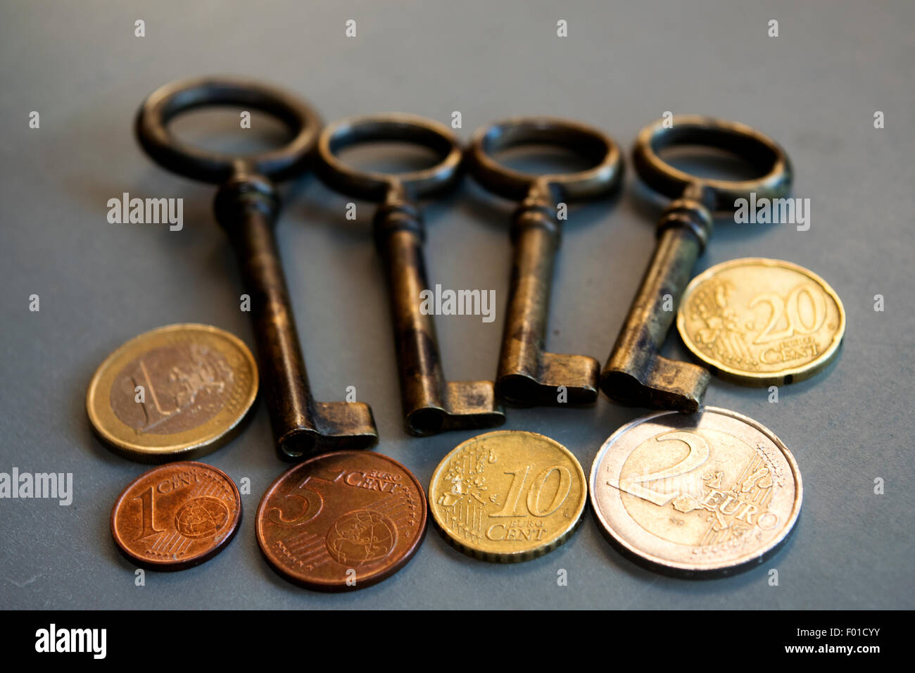 Konzept-di-Devisenmarkt durch das Bild eines Schlüssels und einiger Münzen Stockfoto