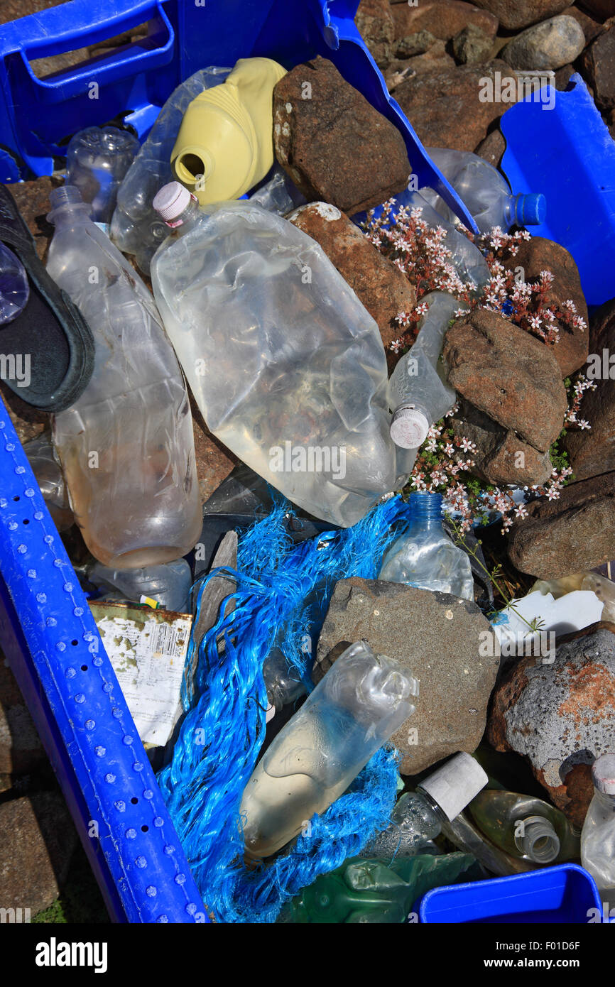 Kunststoff Treibgut abgeholt von einem einsamen Strand auf der Isle of Mull Stockfoto