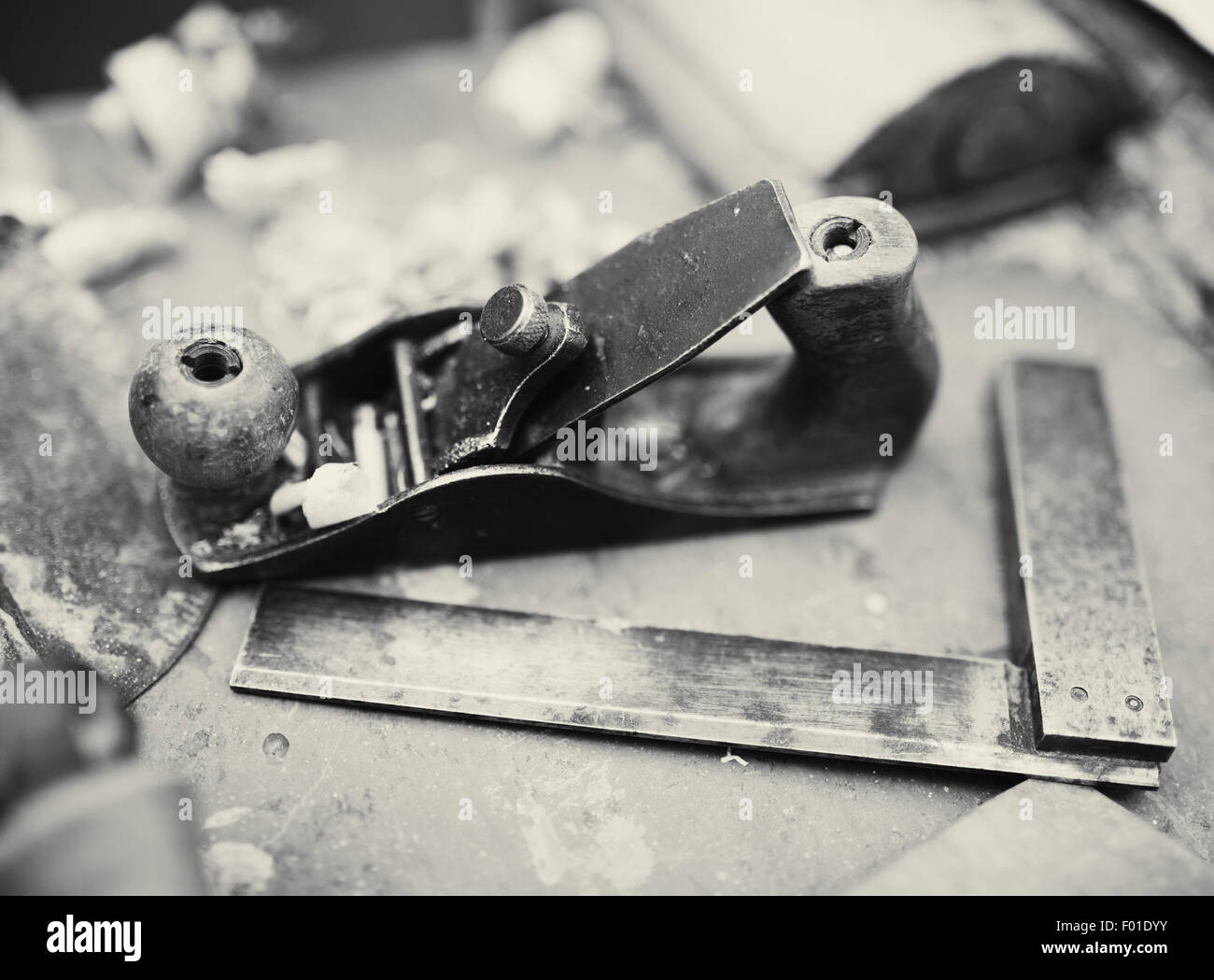 Schreibtisch eines Schreiners mit einigen Werkzeugen, getönte bw Foto Stockfoto