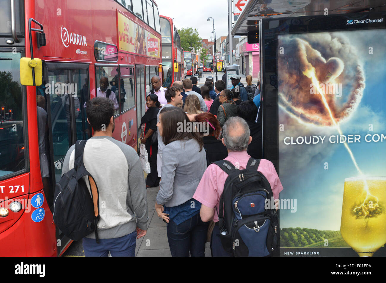 Turnpike Lane, London, UK. 6. August 2015. 24 h u-Bahn Streik schließt alle Stationen, Pendler nehmen Sie den Bus und anderen Formen des Verkehrs Credit: Matthew Chattle/Alamy Live News Stockfoto