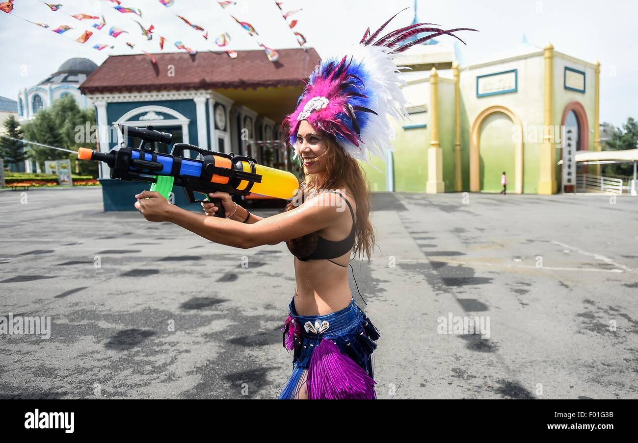 Changchun. 6. August 2015. Eine ausländische Entertainer tritt in Changchun Film Century City in Changchun, Hauptstadt des nordöstlichen Chinas Provinz Jilin, Agu. 6, 2015. Mehr als 8 Millionen in- und ausländische Touristen besuchten diese Film-Themenpark, Chinas erste, seit es vor 10 Jahren eröffnet. © Wang Haofei/Xinhua/Alamy Live-Nachrichten Stockfoto