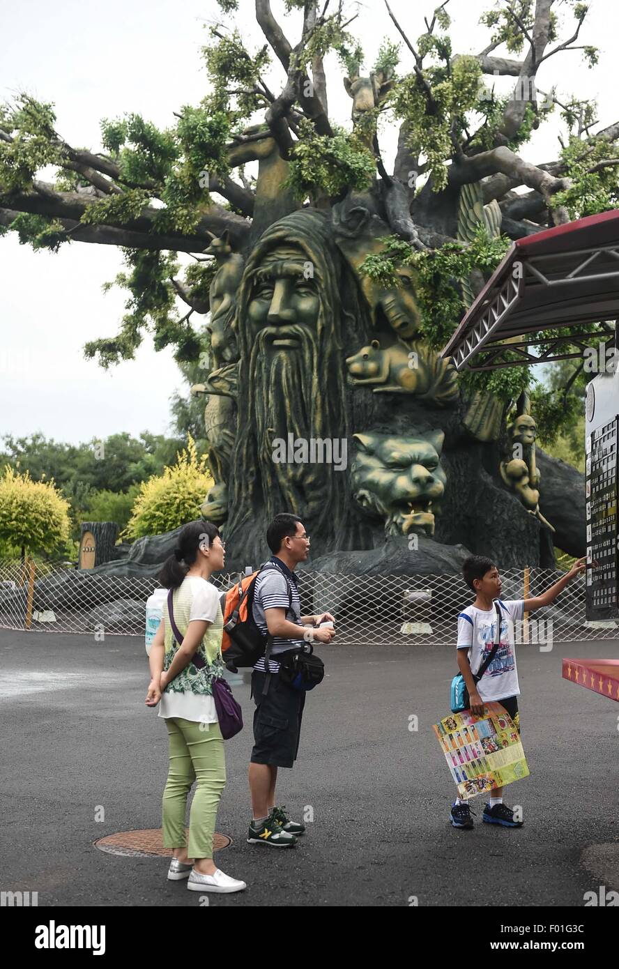 Changchun. 6. August 2015. Touristen besuchen die Stadt Changchun Film Jahrhundert in Changchun, Hauptstadt des nordöstlichen Chinas Provinz Jilin, Agu. 6, 2015. Mehr als 8 Millionen in- und ausländische Touristen besuchten diese Film-Themenpark, Chinas erste, seit es vor 10 Jahren eröffnet. © Wang Haofei/Xinhua/Alamy Live-Nachrichten Stockfoto