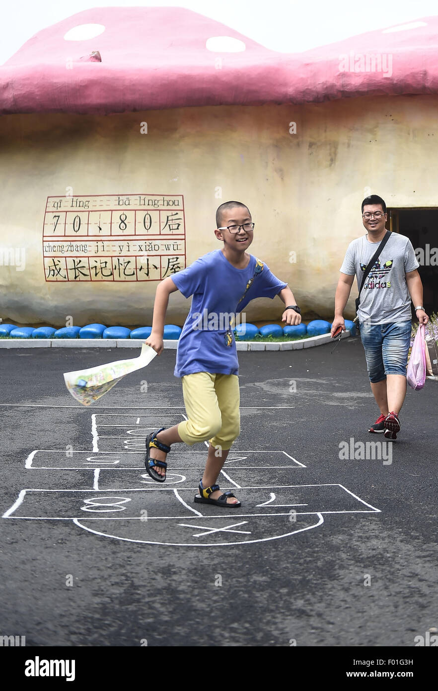 Changchun. 6. August 2015. Touristen haben Sie Spaß am Film Jahrhundert Stadt Changchun in Changchun, Hauptstadt des nordöstlichen Chinas Provinz Jilin, Agu. 6, 2015. Mehr als 8 Millionen in- und ausländische Touristen besuchten diese Film-Themenpark, Chinas erste, seit es vor 10 Jahren eröffnet. © Wang Haofei/Xinhua/Alamy Live-Nachrichten Stockfoto