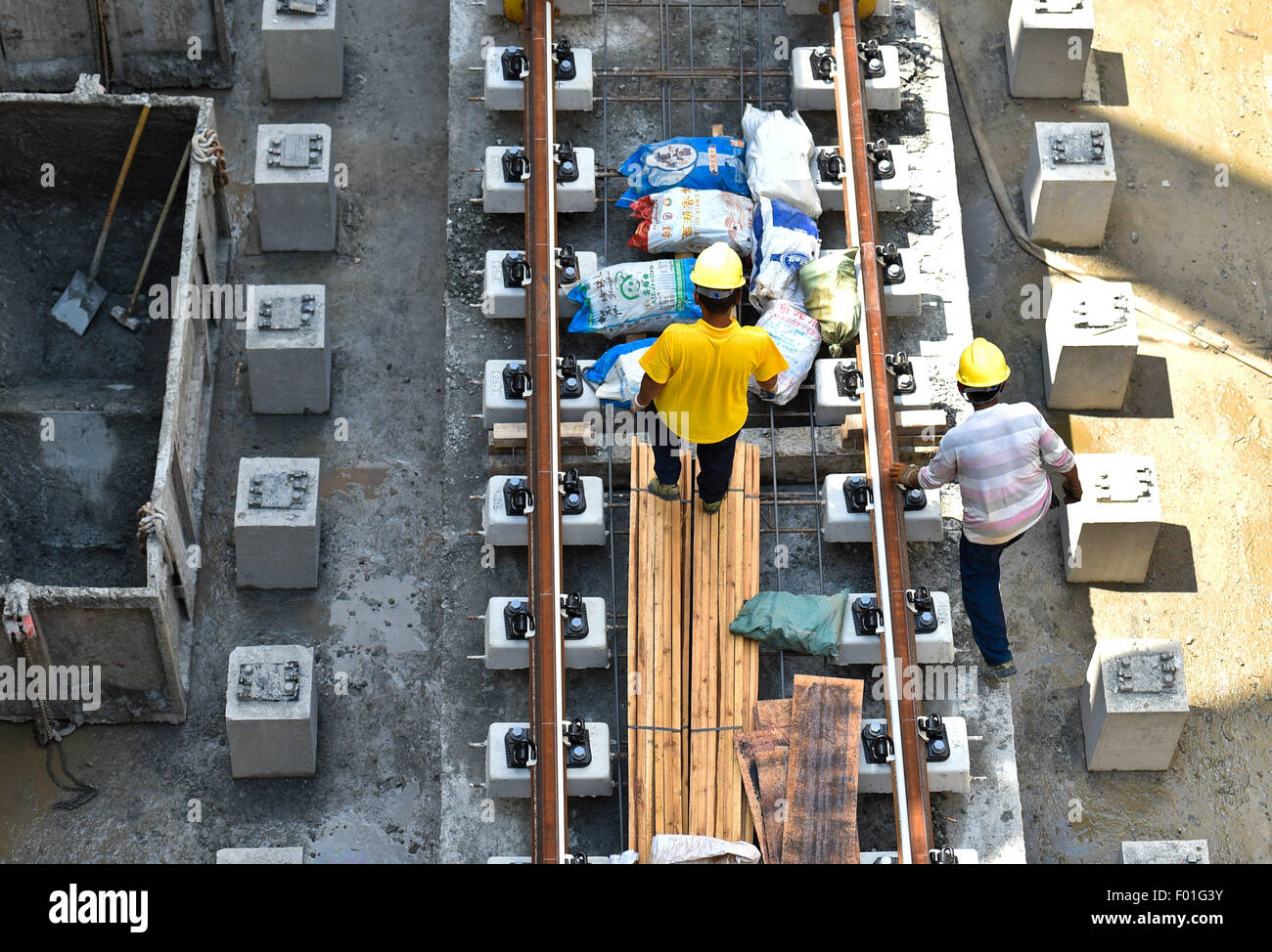 Shenzhen, China Guangdong Provinz. 6. August 2015. Arbeitnehmer sind auf einer Baustelle der u-Bahn Linie 9 in Shenzhen, Guangdong Provinz Süd-China, 6. August 2015 beschäftigt. Bildnachweis: Mao Siqian/Xinhua/Alamy Live-Nachrichten Stockfoto