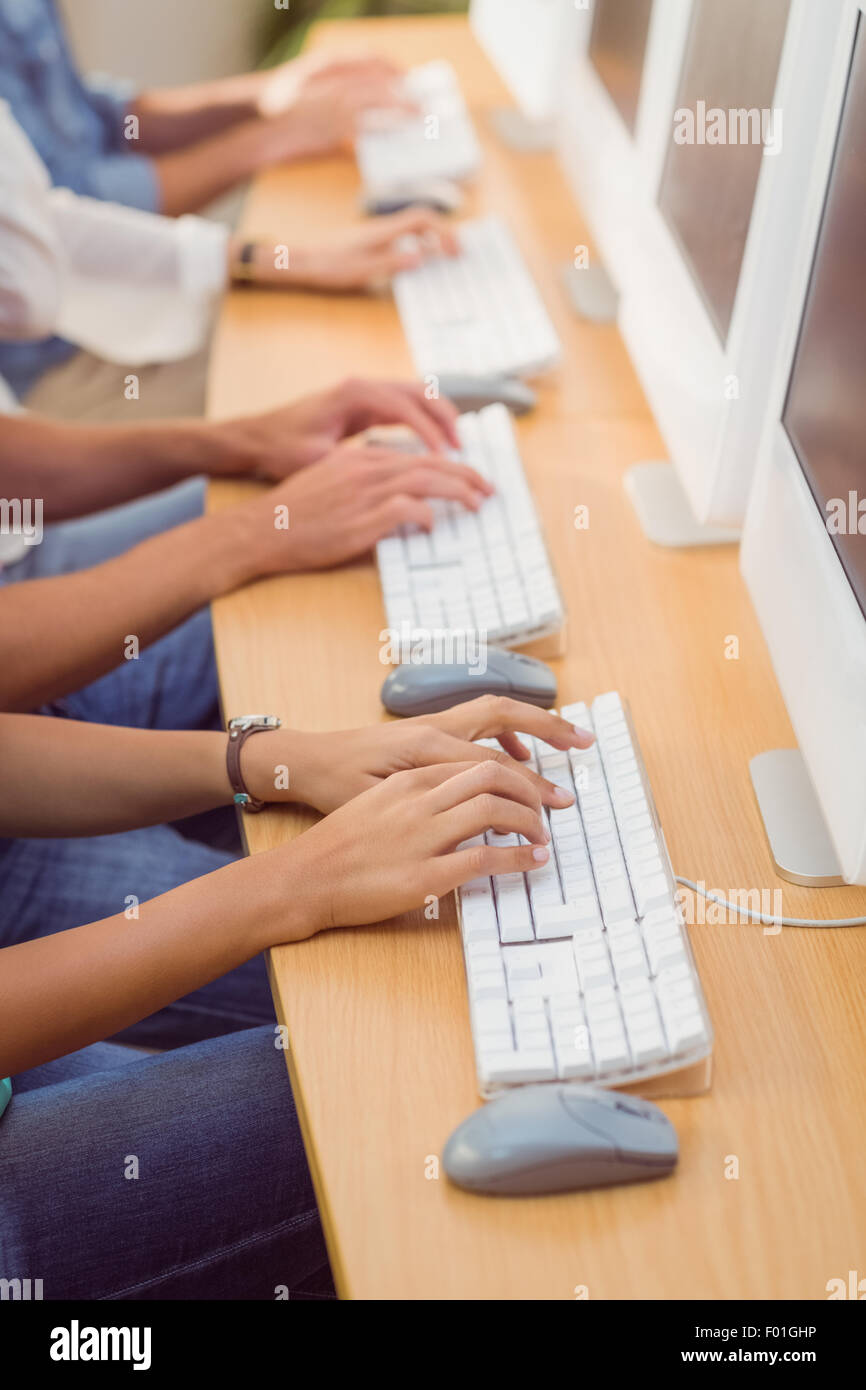 Geschäftsleute, die Eingabe über Tastatur Stockfoto