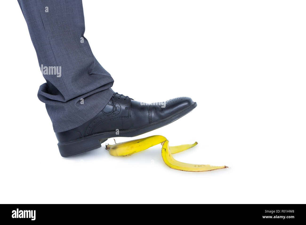 Mann zu Fuß auf Banane Stockfoto
