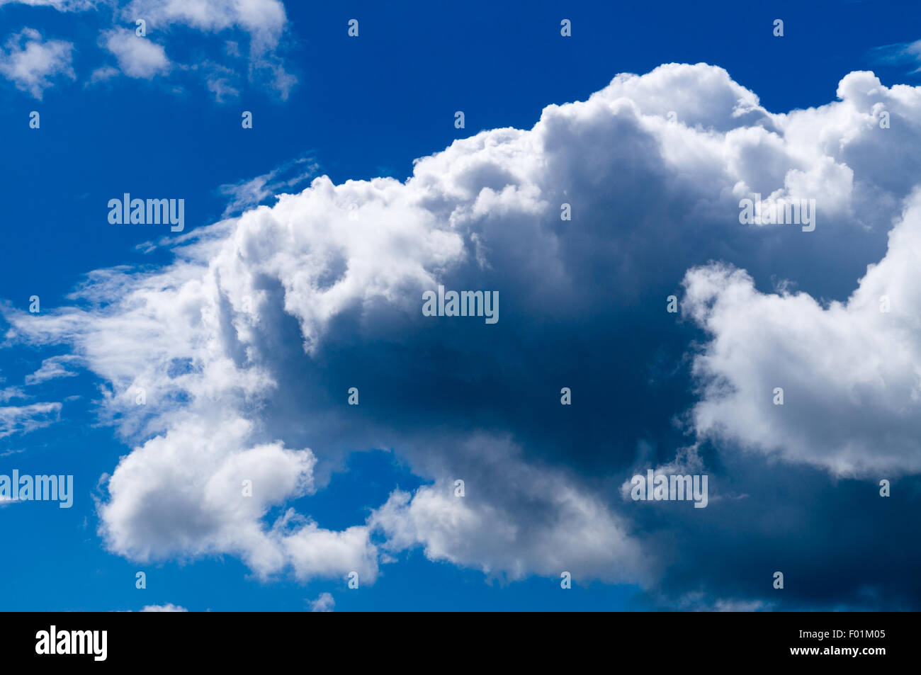 Blauer Himmel mit dramatischen stürmischen Wolken Stockfoto