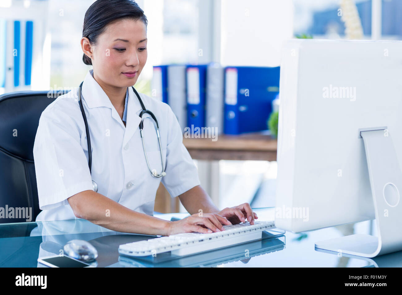 Arzt über Tastatur eingeben Stockfoto