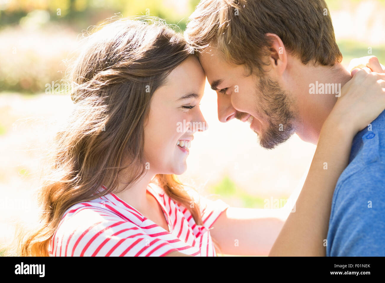 Niedliche Coupé lächelnd an einander im park Stockfoto