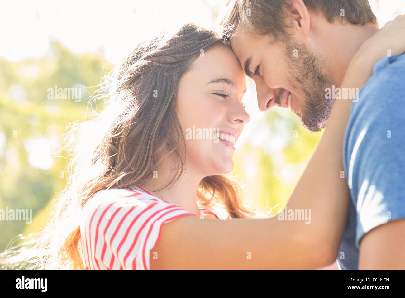 Niedliche Coupé lächelnd an einander im park Stockfoto