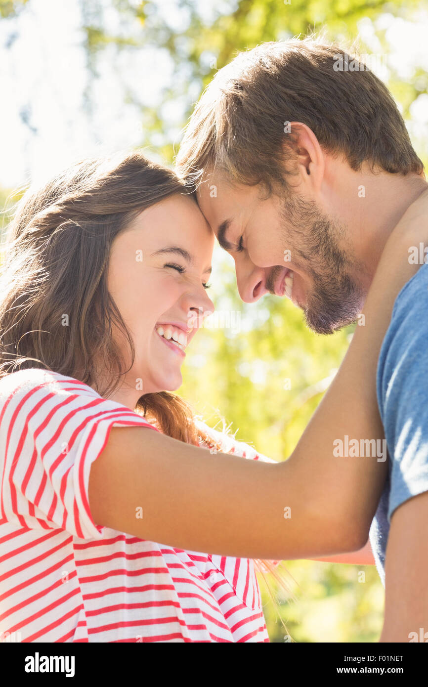 Niedliche Coupé lächelnd an einander im park Stockfoto