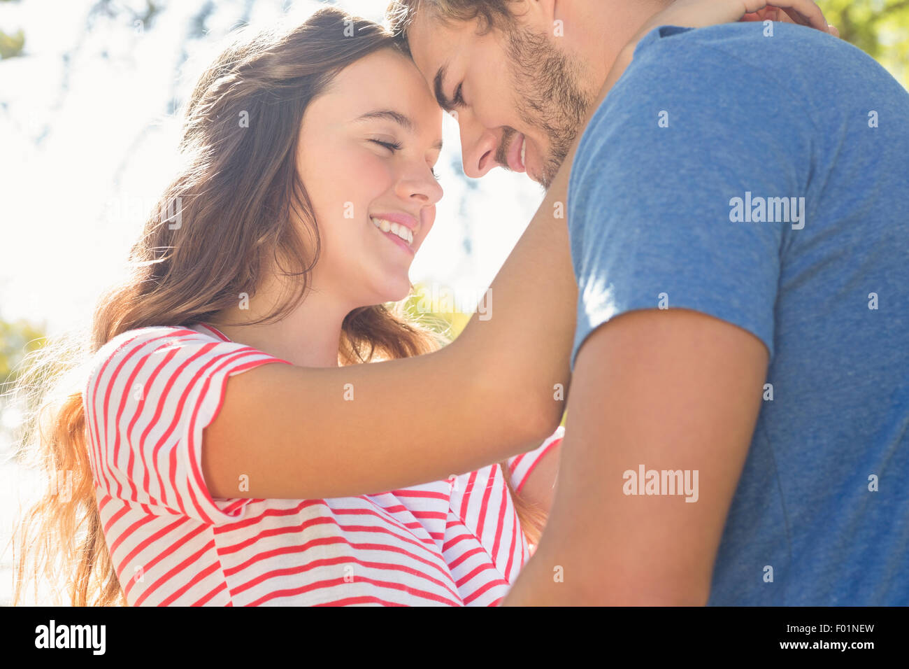 Niedliche Coupé lächelnd an einander im park Stockfoto