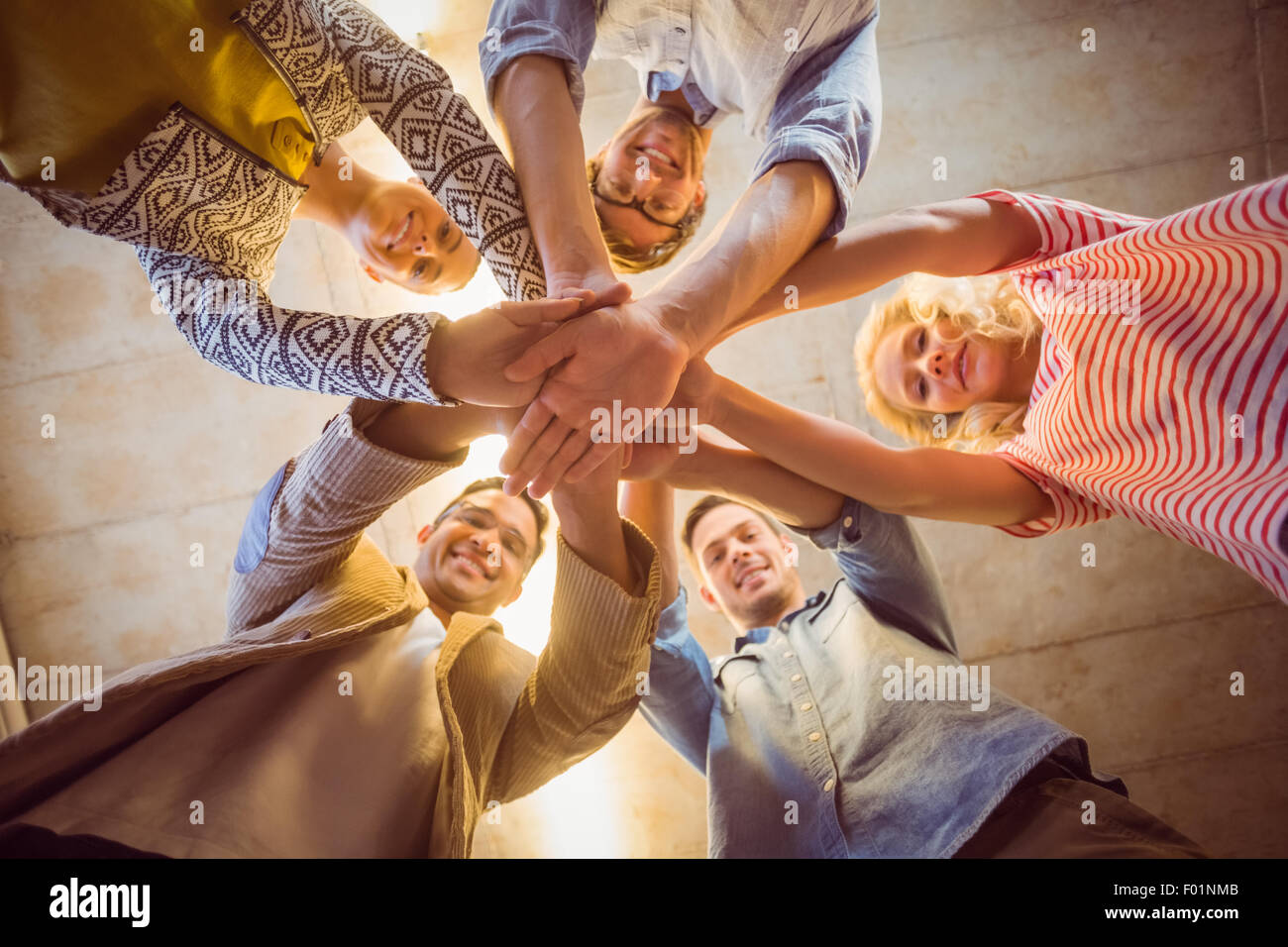 Happy Business-Team verbinden ihre Hände Stockfoto