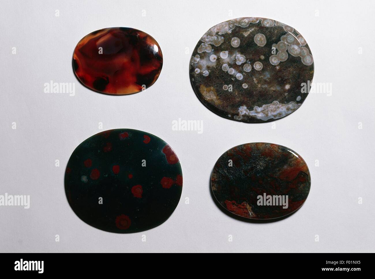 Sardonyx, Pebble Jasper, Orbicular Jaspis und Moosachat, Quarz Edelsteine. Stockfoto