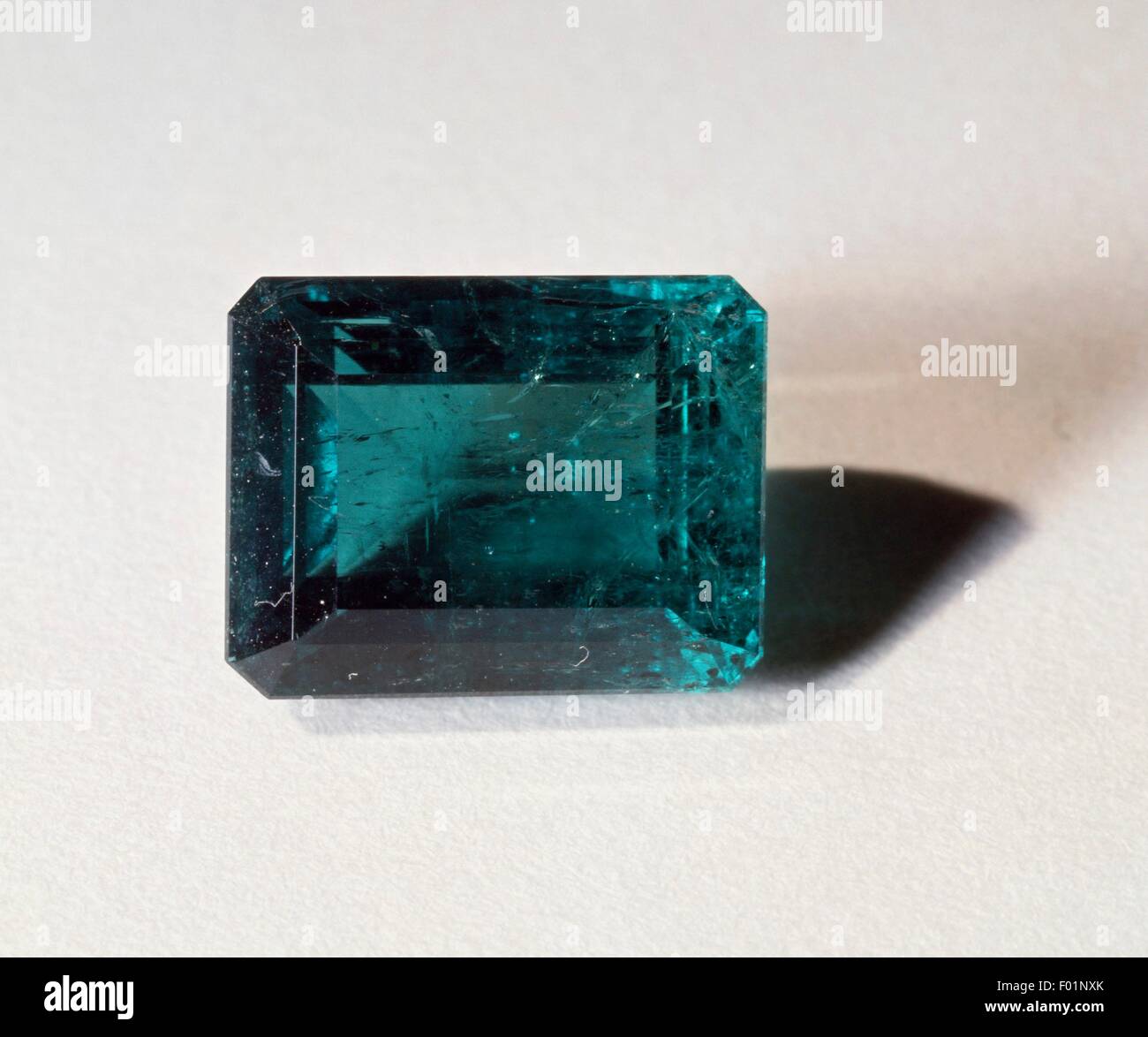 Smaragd, Silikat, Vielzahl von Beryl, Schnitt in Emerald Form aus Kolumbien. Stockfoto