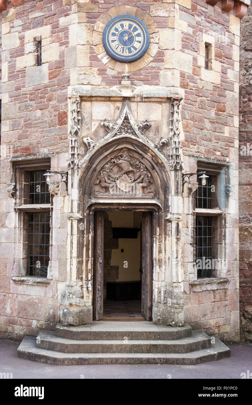 England, Berkeley Castle, innere halten und Eingang, Eingang mit Wappen und Uhr über reich verzierte und zwei Fenstern auf beiden Seiten. Stockfoto