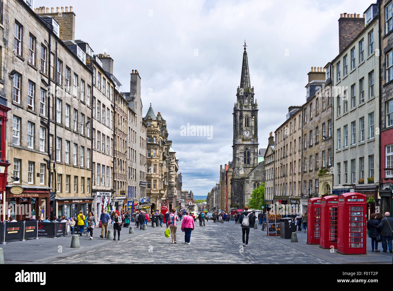 Zeigen Sie nach unten das geschäftige High Street, Royal Mile, Altstadt von Edinburgh, Tron Kirche auf der rechten Seite an, Schottland, Vereinigtes Königreich Stockfoto