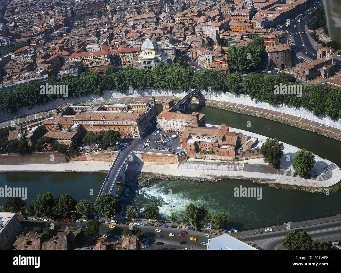Luftaufnahme von Rom, Isola Tiberina (Tiberinsel) mit Brücken Fabrizio und Cestio - Region Latium, Italien Stockfoto