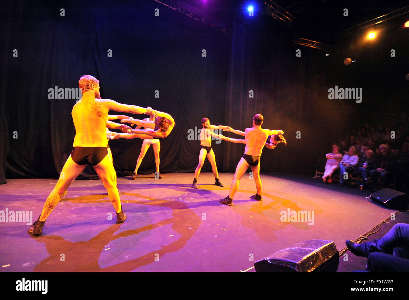 Barbu Electro Trad Kabarett von Cirque Alfonse von Kanada auf dem Unterbauch drücken Sie Start für das Edinburgh Fringe Festival 2015 Stockfoto
