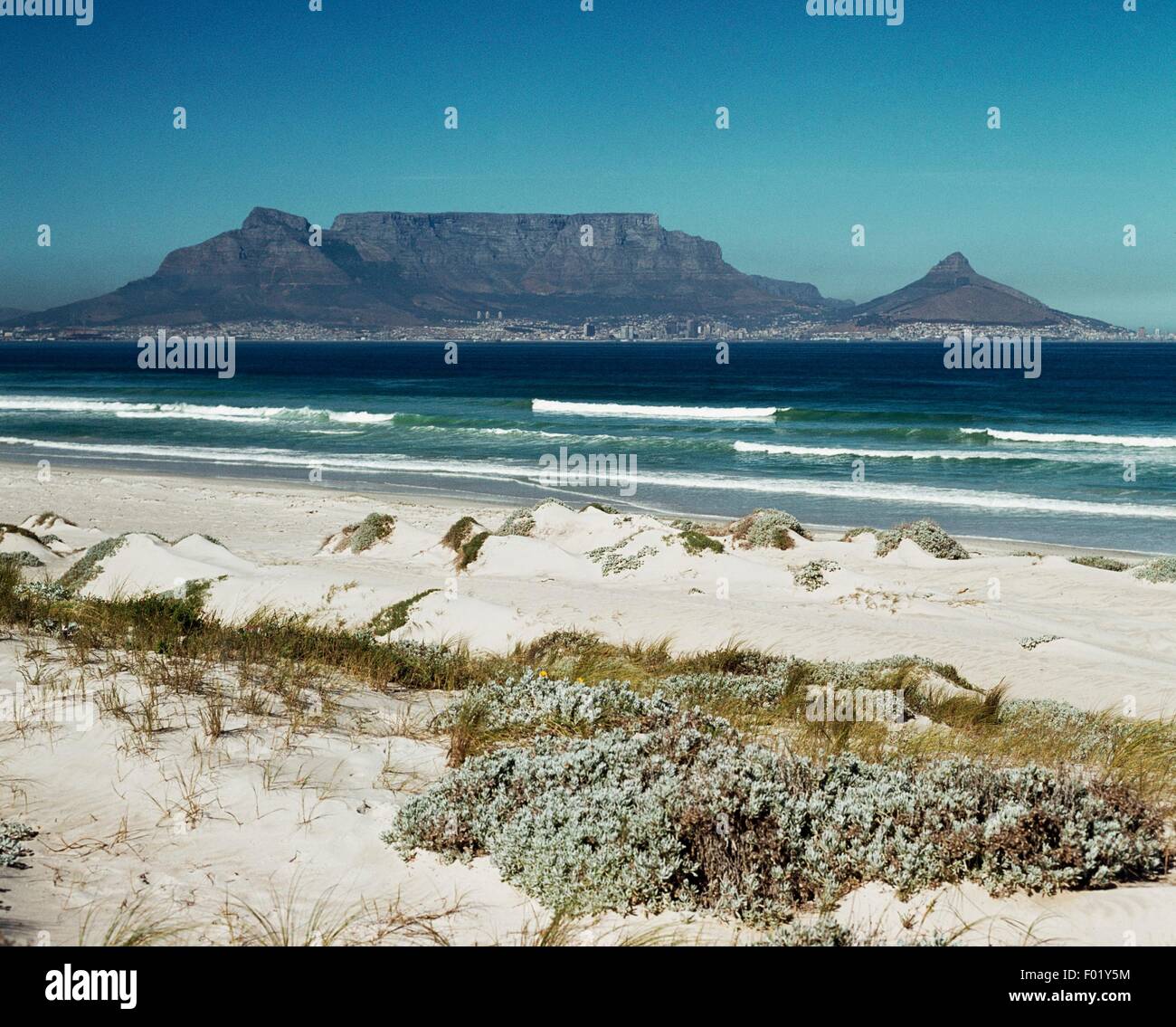 Tafelberg und Kapstadt gesehen vom Bloubergstrand, Tafelberg ist flankiert von Devil es Peak auf der linken Seite und Löwenkopf auf der rechten Seite, Südafrika. Stockfoto